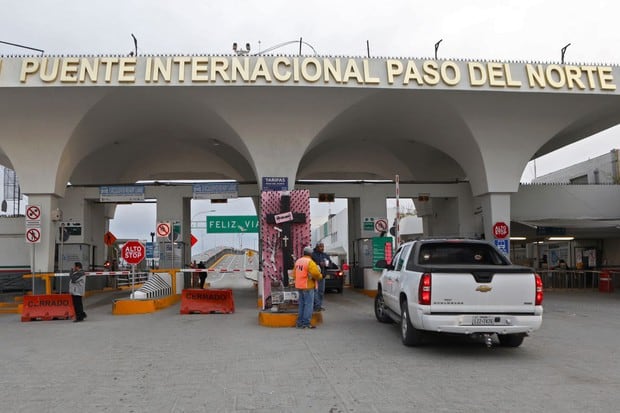 Vista del Puente Internacional Paso del Norte-Santa Fe visto desde Ciudad Juárez, estado de Chihuahua, luego que Estados Unidos y México acordaron restringir los viajes no esenciales a través de su frontera debido al brote de coronavirus (Foto: AFP)