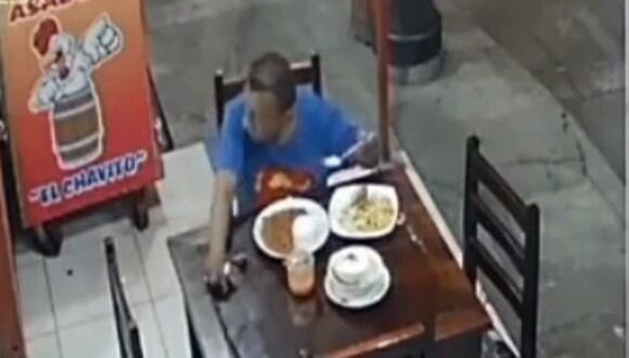Un sujeto es captado escapando de un restaurante: se fue sin pagar y hasta se llevó los platos. (Foto: @diegonicolaslozamejia)