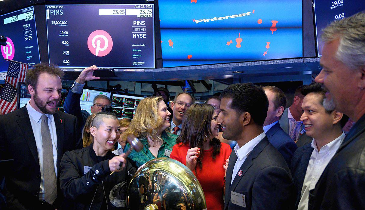 Pinterest Inc hizo su debut hoy en la Bolsa de Valores de Nueva York. Ejecutivos de la compañía abrieron la jornada con un 'campanazo'.(Foto: AFP)<br>