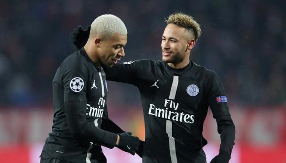 Una imagen poco frecuente en la temporada: Neymar celebrando goles junto a Mbappé. (Foto: AFP)