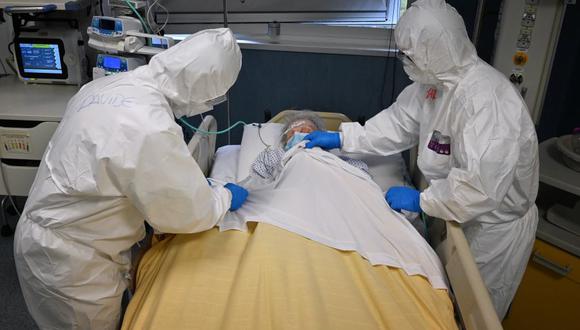 Los trabajadores de la salud que usan equipo de protección cuidan a un paciente de coronavirus en la unidad de cuidados intensivos en el hospital San Filippo Neri en Roma, Italia. (Foto: Alberto PIZZOLI / AFP).