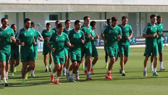 Real Betis: Juan Vargas no entrenó por dolor en rodilla derecha