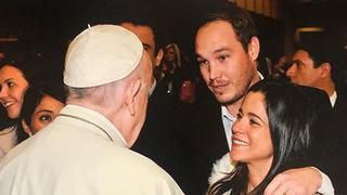 Vanessa Terkes y George Forsyth reciben la bendición del papa Francisco