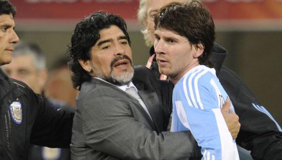 Diego Maradona y Lionel Messi en el Mundial 2010. (Foto: AFP)