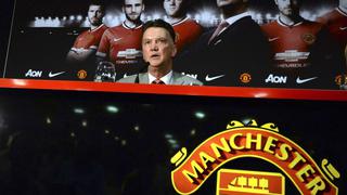 Van Gaal y las fotos de su presentación en el Manchester United