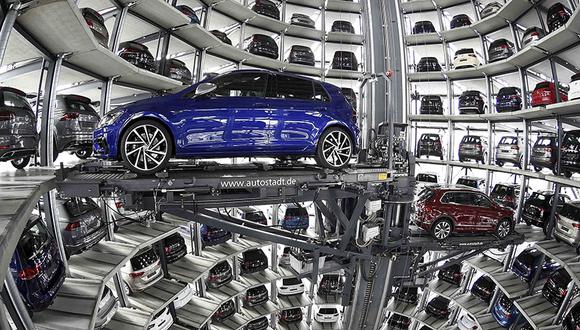 Los autos VW Golfs se cargan en una torre de entrega en la planta de Volkswagen en Wolfsburg, Alemania. (Foto: Reuters/Fabian Bimmer)