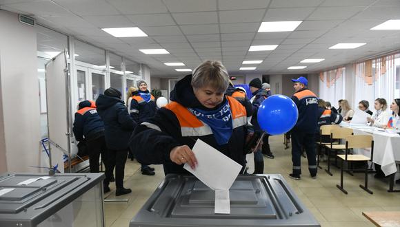 La gente vota en las elecciones presidenciales de Rusia en la zona controlada por Rusia de la región de Donetsk en Ucrania, en medio del conflicto Rusia-Ucrania el 15 de marzo de 2024. (Foto de STRINGER / AFP)