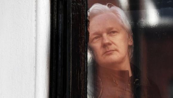 Julian Assange en el banquillo de los acusados, por Farid Kahhat. (AFP)