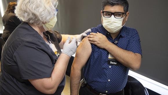 El lunes 14 de diciembre el médico peruano Jorge Salinas recibió en EE.UU. la vacuna contra el COVID-19 desarrollada por Pfizer y BioNTech.