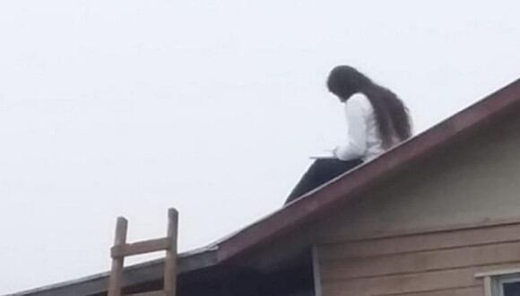 Esta fue la foto que el padre de la chica le tomó mientras esta se subió a su techo para encontrar algo de señal y así poder seguir estudiando. (Foto: Chv Noticias)