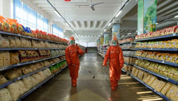 Empleados desinfectan un supermercado de Pyongyang en octubre del año pasado. (GETTY IMAGES)