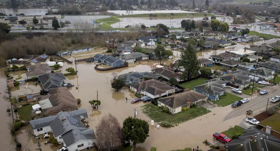 Inundaciones tras lluvias torrenciales en un vecindario cerca de Holohan Road, Watsonville, California, el lunes 9 de enero de 2023. (Brontë Wittpenn/San Francisco Chronicle vía AP).