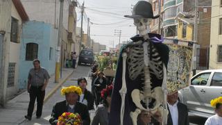 La costumbre de sacar huesos de la tumba para pasearlos en procesión por Cayma [FOTOS]