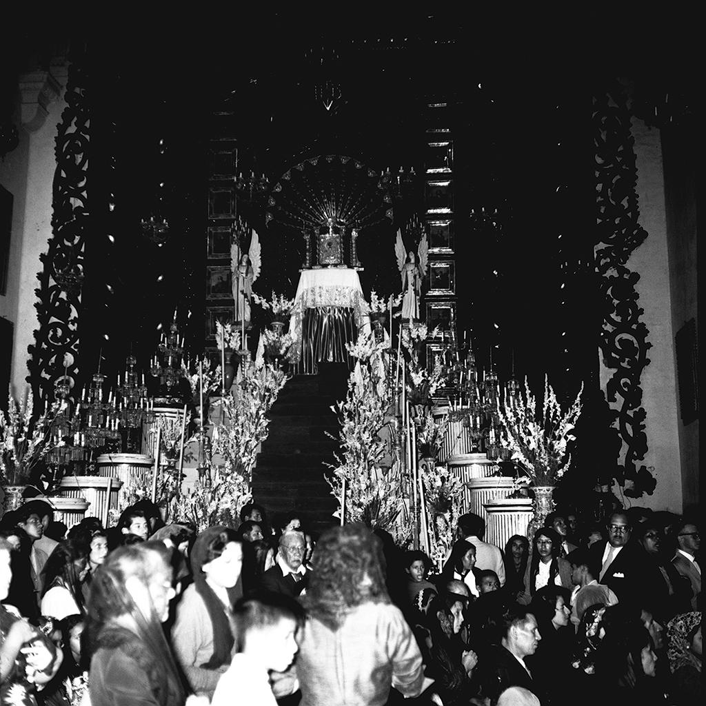 Miles de fieles visitan las iglesias de Lima durante el Jueves Santo. (Foto: Archivo Histórico El Comercio)
