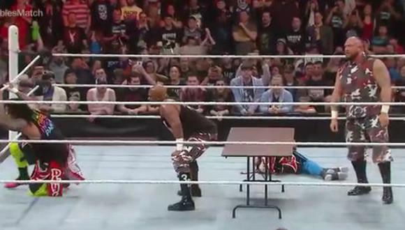 WWE: Dudley Boyz destrozaron mesas con The Usos y New Day