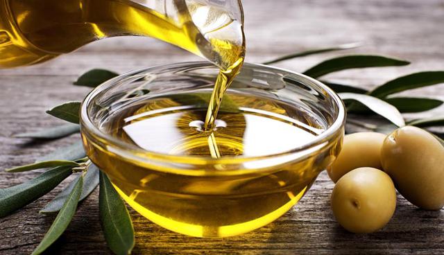 No solo en la cocina. El aceite de oliva puede convertirse en tu aliada a la hora de limpiar tu casa. (Foto: Shutterstock)