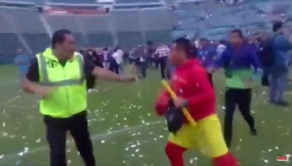 El encuentro de leyendas que se dio entre Cruz Azul y América, tuvo un final agitado. Hinchas invadieron el campo de juego e iniciaron la bronca; entre ellos, uno disfrazado del Chapulín Colorado (Foto: captura de pantalla)