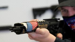 Nueva York prohíbe la venta de armas semiautomáticas a menores de 21 años