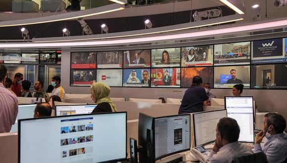 Sala de redacción árabe de Al Jazeera en la sede principal de la emisora de noticias qatarí Al Jazeera en la capital, Doha. (Foto de KARIM JAAFAR / AFP)
