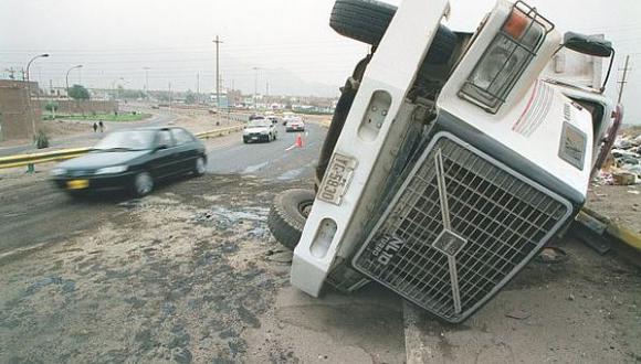 Junín: camión de carga con guano se volcó en Carretera Central