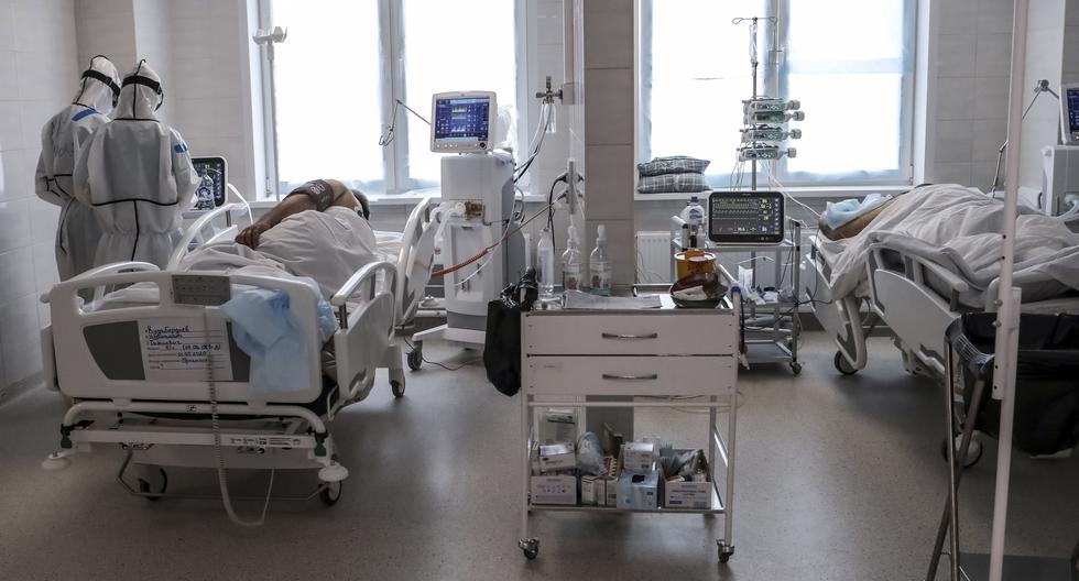 Imagen referencial en la que se ve a un par de doctores atender a los enfermos de coronavirus en un hospital de Rusia. AP