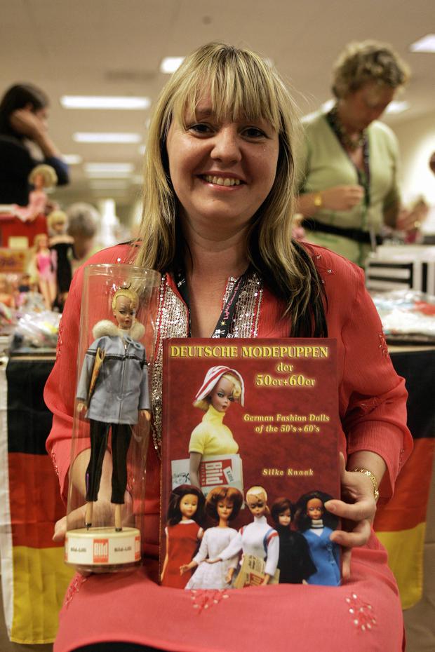 La coleccionista Silke Knaak junto a un ejemplar de la muñeca Bild Lilli. (Foto: HECTOR MATA / AFP)