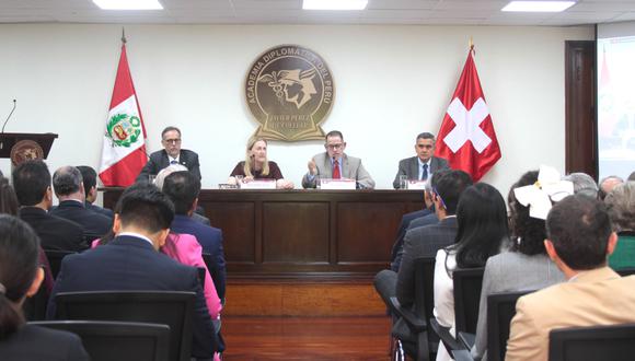 Secretaria de Estado para Asuntos Económicos de Suiza, Helen Budliger, en conferencia. (Foto: Academia Diplomática del Perú).