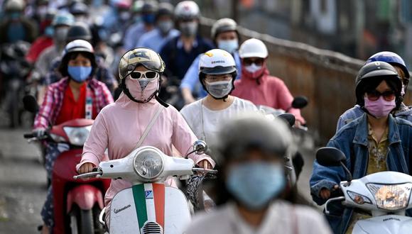 En esta foto de archivo tomada el 4 de mayo de 2021, los motociclistas usan mascarillas en medio de preocupaciones sobre la propagación del coronavirus Covid-19 en Vietnam. (Foto de Manan VATSYAYANA / AFP).