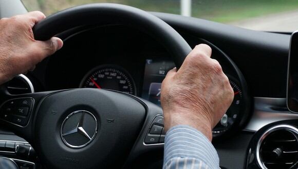 Adulto mayor conduciendo coche en la carretera. (Imagen: Pixabay)