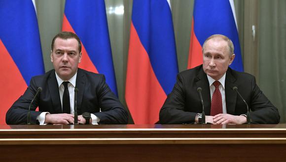 El presidente ruso Vladimir Putin (der) y el primer ministro Dmitry Medvedev se reúnen con miembros del gobierno en Moscú el 15 de enero de 2020. (ALEXEY NIKOLSKY / SPUTNIK / AFP).