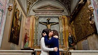 El Vaticano censuró muestra fotográfica de homosexuales besándose en iglesias