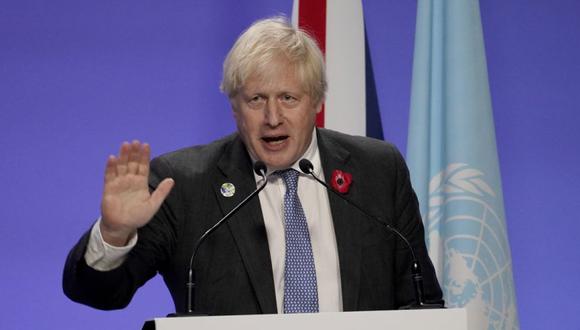 El primer ministro británico, Boris Johnson, saluda al final de su conferencia de prensa en la Cumbre del Clima de la ONU COP26, en Glasgow, Escocia. (Foto: AP / Alberto Pezzali)