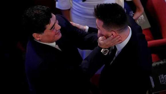 Durante la ceremonia de los premios The Best, Diego Maradona saludó afectuosamente a Lionel Messi. A pesar de este enorme gesto, el ex futbolista apoyó a Cristiano Ronaldo. (Foto: AFP)