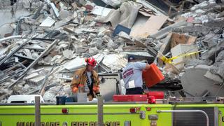Derrumbe en Miami: bomberos escuchan sonidos debajo de los escombros de edificio Champlain Towers
