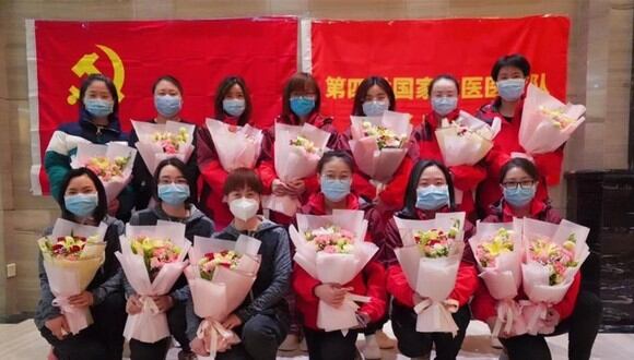 Trabajadoras del Hospital del Sexto Pueblo de Shanghai reciben flores. (Foto: Captura/ Ti Gong/ Shine.cn)