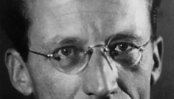 El físico teórico austriaco Erwin Schrödinger hizo aportes a la teoría ondulatoria de la materia y a la mecánica cuántica.
