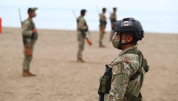 Personal policial y militar ha sido asignado a vigilar playas de la Costa Verde en los días festivos. (Foto: Alessandro Currarino/@photo.gec)