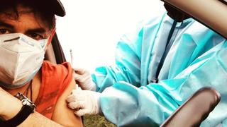 Pelo Madueño anunció en sus redes sociales que fue vacunado contra el coronavirus