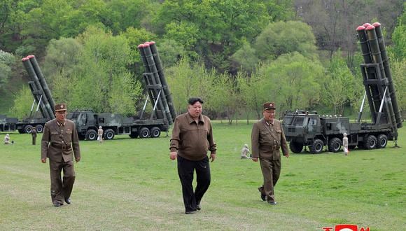 El líder de Corea del Norte, Kim Jong Un (C), observando un ejercicio virtual de entrenamiento de contraataque nuclear con un gran "cohete". (Foto de KCNA VIA KNS / AFP)