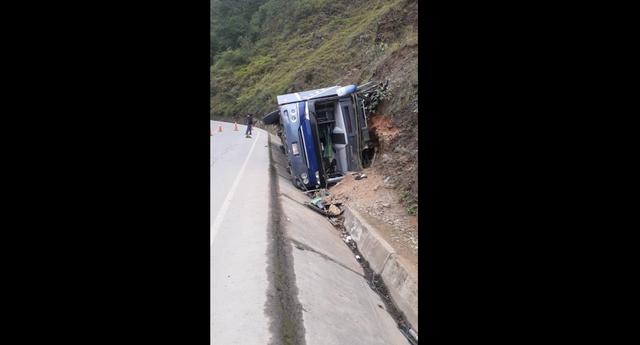 La unidad de la empresa de transportes Carlitos impactó contra cerro de la carretera Fernando Belaunde Terry, en Huarmaca, Huancabamba, Piura. (Foto: GEC)