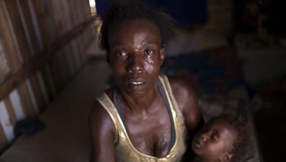 Simone Batista, de 40 años, con las lágrimas recorriéndole el rostro al recordar que fue expulsada del Bolsa Familia tras el nacimiento de su hijo, que ahora tiene un año. (AP).