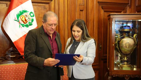 La ex tercera vicepresidenta del Congreso, Yeni Vilcatoma, entrega un diploma de reconocimiento al guitarrista ayacuchano Walter Humala Lema, conocido como 'El Heraldo Serrano'. (Foto: Congreso)