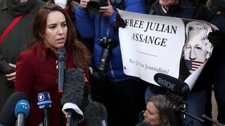 Assange sufrió un “pequeño derrame cerebral” en la cárcel, según su mujer