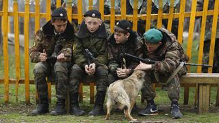 Escolares rusos reciben como premio entrenamiento militar