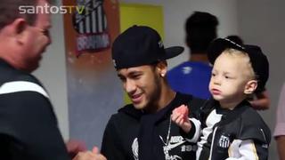 VIDEO: Neymar visitó con su hijo a ex compañeros del Santos