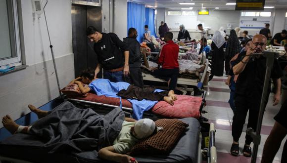 Civiles son atentidos en el hospital Al Shifa en la Franja de Gaza. La OMS señala que las malas condiciones de higiene y la falta de antibióticos, en muchos hospitalizados, hacen que sufran de infecciones graves. (Photo by Bashar TALEB / AFP)