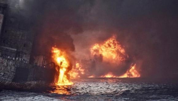 El barco petrolero llevaba ardiendo más de una semana. (Foto: Reuters)