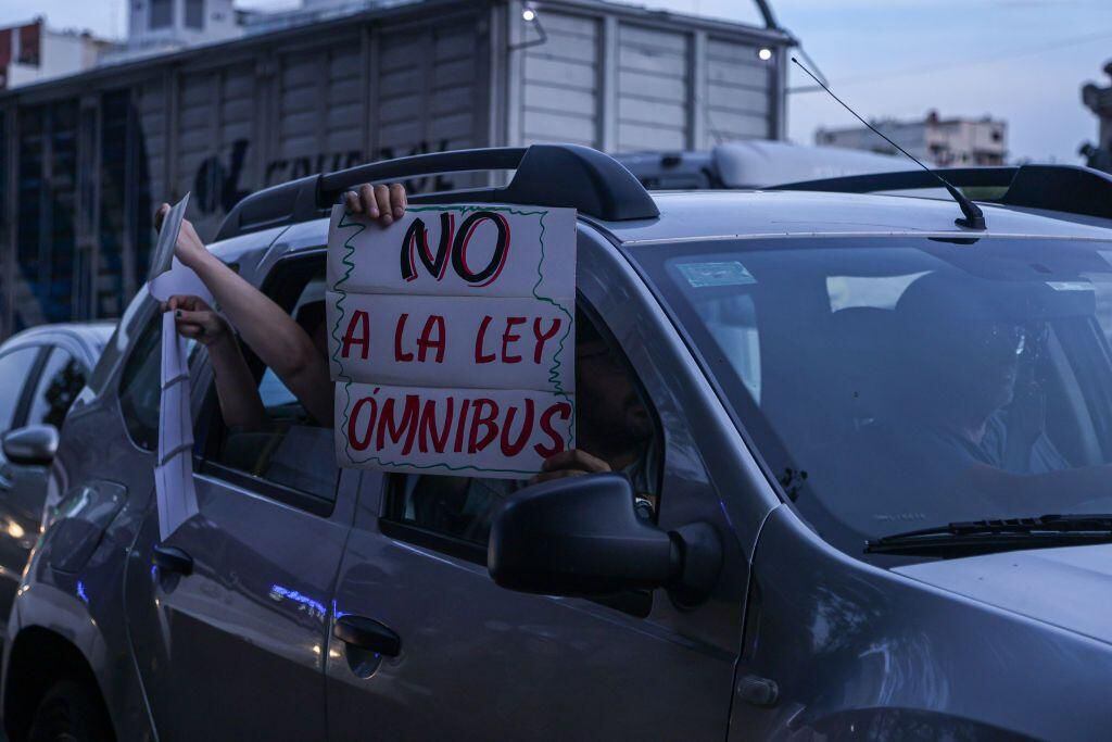 Sindicatos y organizaciones de izquierdas se han movilizado contra la Ley Ómnibus. (Foto: AFP)