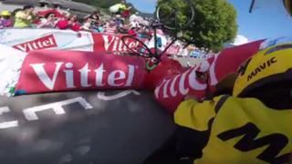 El extraño accidente de Adán Yates en el Tour de France [VIDEO]