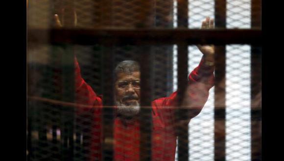 Mursi compareció ante jurado con atuendo de condenado a muerte